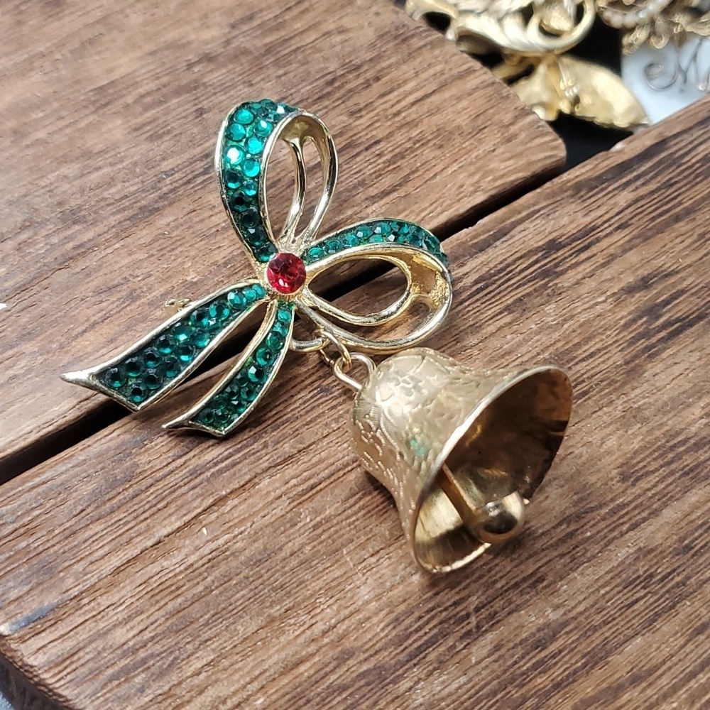 B806 vintage working‎ christmas bell brooch stunning crystal collection